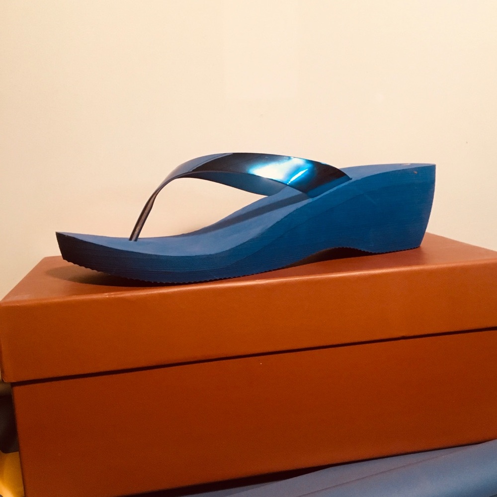 💙BLUE METALLIC FLIP FLOPS💙  NWOT